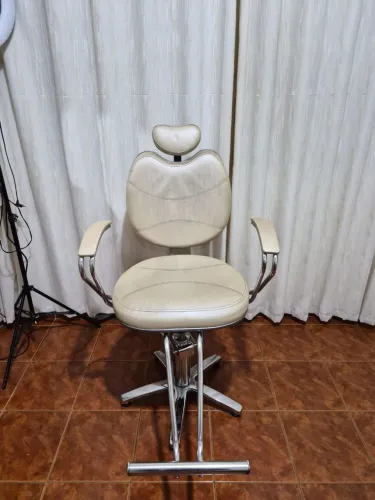 Cadeira maquiagem ou para cabeleireiro. Reclinável, hidráulica