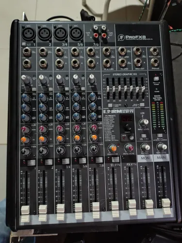 Mesa de Som Mackie ProFX8 - 8 Canais com USB e Efeitos