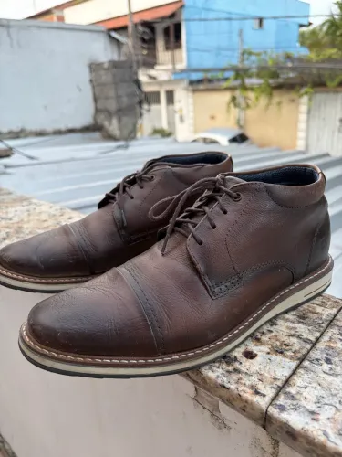 Sapatos Democrata Couro - R$ 200,00 OS DOIS