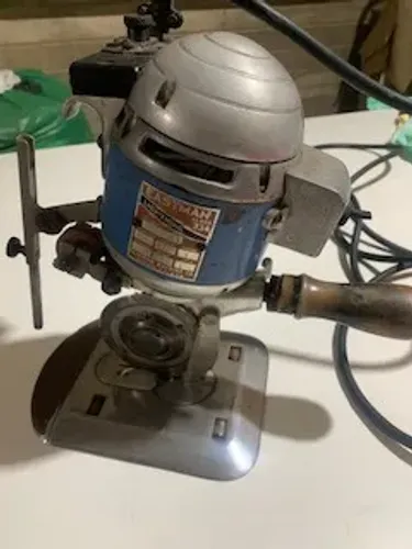 Maquina de talhar tecidos com Disco de corte.
