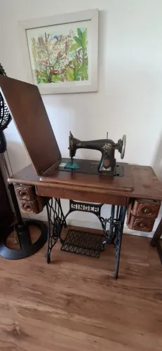 Máquina de costura SINGER antiga COM GABINETE