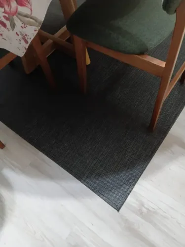 Tapete para sala na cor preta
