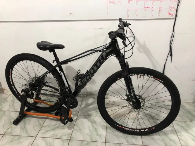 Bicicleta Bike South Legend (Aro 29) com Rolo de Treino fixo pedal