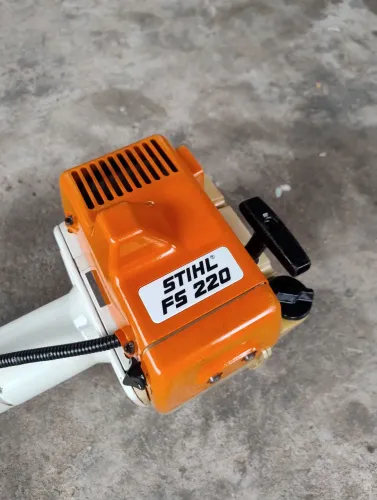 Vendo ótima roçadeira Stihl 220 estado de nova 