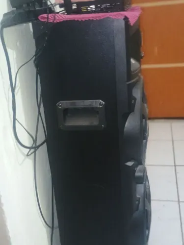 Caixa de som da AMVOX semi nova 