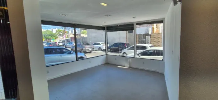Loja 05, térrea, 68m2, na Av. Hermes Fontes 2064, bairro Luzia, vitrine blindex grande