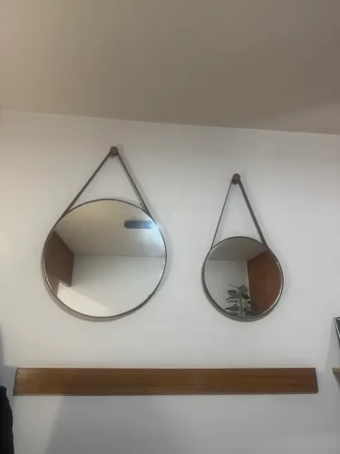 Espelho lindo de 60 cm de diâmetro borda de couro , novo , com prego de madeira. 