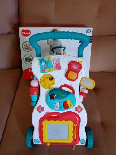Andador infantil com som e brinquedos