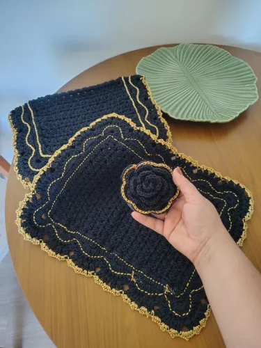 Kit Sousplat de Crochê - 6 Peças Preto com Dourado | Elegância para sua Mesa Posta