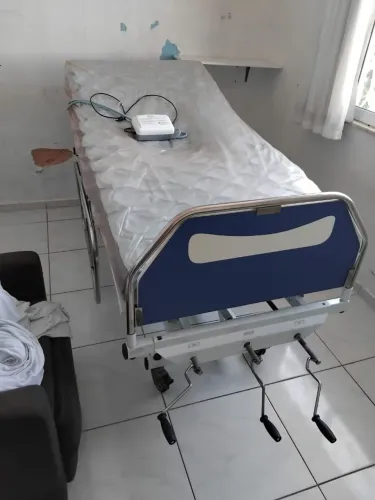 Cama Hospitalar Articulada com 3 manivelas, colchão e motor pneumáticos e capa protetora