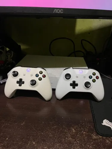 Xbox one s 1TB + 2 controles + jogos