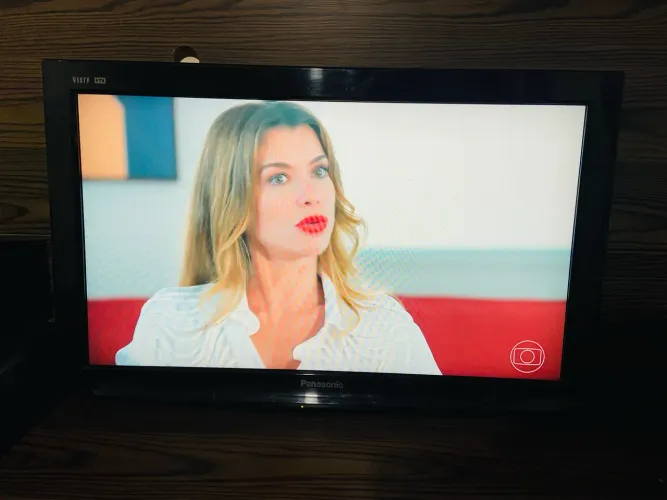 Panasonic TELEVISOR DE LCD MODELO: TC-L32 POLEGADAS