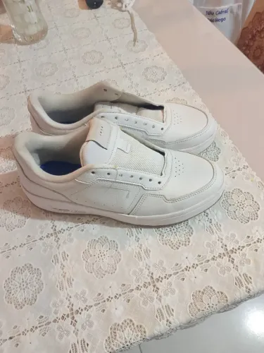 Sapato Branco Olympikus em bom estado, conservado, poucas vezes usado.