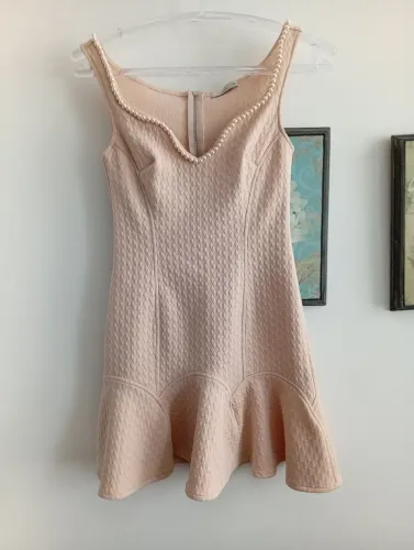 Vestido em malha de ótima qualidade, cor salmão e acabamento com pérolas. Tamanho 38.