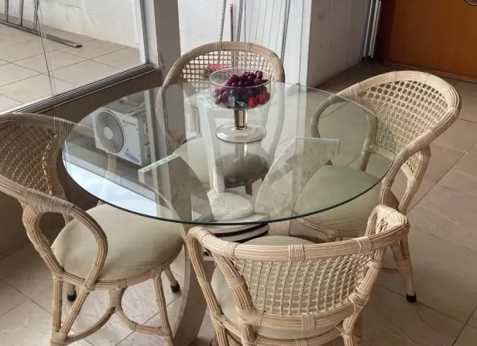 Mesa Mármore / Vidro + 4 cadeiras de Vime