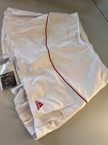 Short Saia Adidas esportes - NOVO
