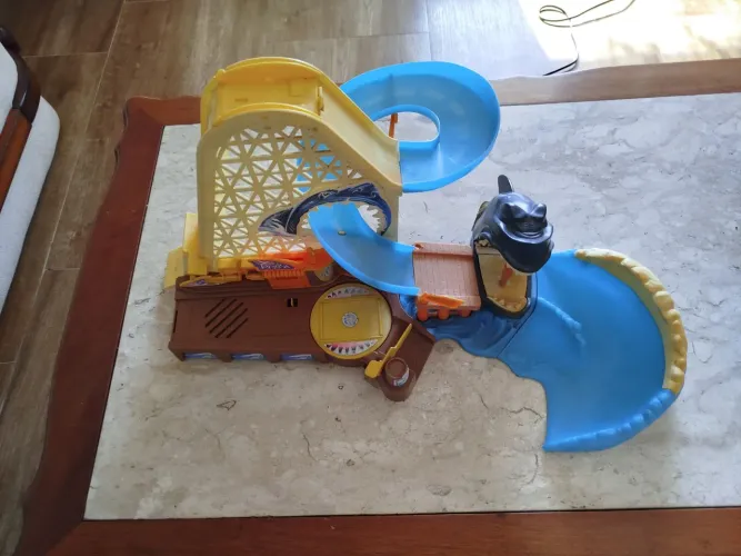 Pista da Hotwheels+ guarda carrinho com lançador.
