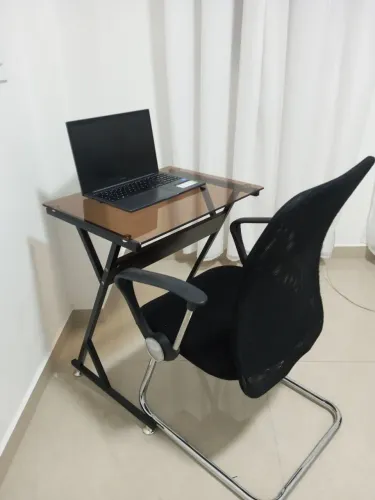 Mesa e cadeira de escritório 