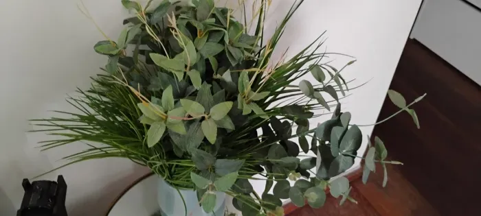 Cachepô verde azulado com Arranjo Artificial