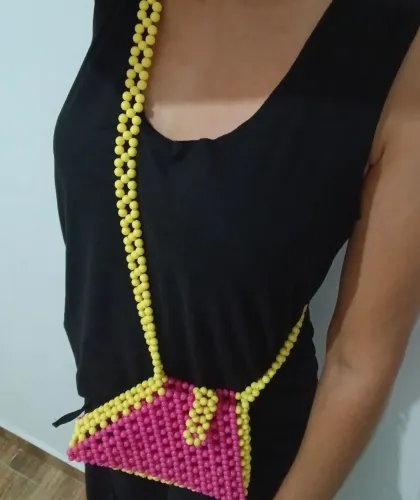 Bolsa de Miçanga Amarelo e Rosa | Tem Moda e Arte manual nessa peça!