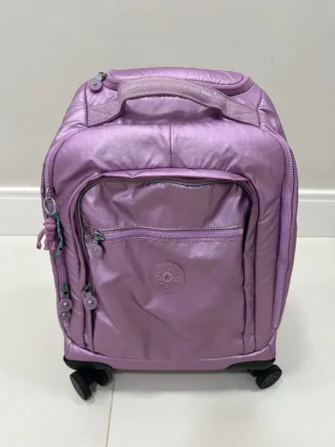 Mochila Kipling com Rodinhas Roxa Metálica + Lancheira Planetas - Conjunto Original