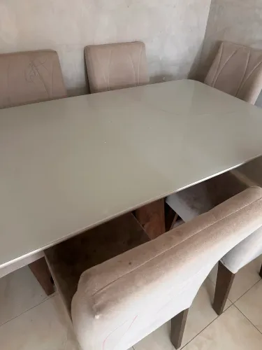 Vendo mesa com 06 cadeiras