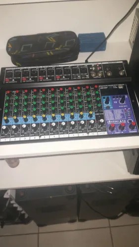 Mesa de som 12 CANAIS MUITO NOVA POUCO USO