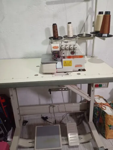Máquina de costura 5 fios