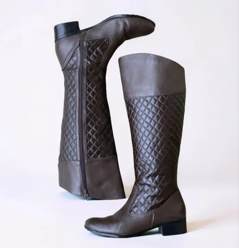 bota feminina de couro sintético marca diva pop tamanho 37