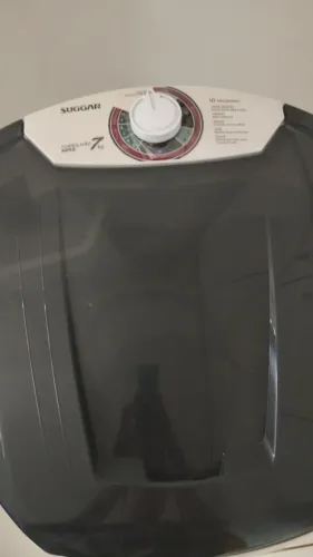 Tanquinho de lavar roupa semiautomático.