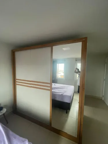 Guarda-Roupa de Casal 3 Portas de Correr (com Espelho) - Muito Espaçoso