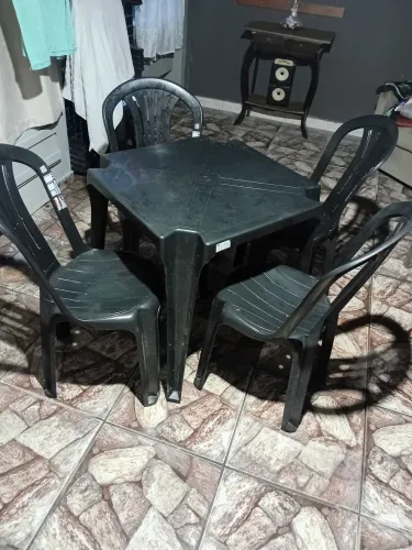 Jogo mesas com quatro cadeiras