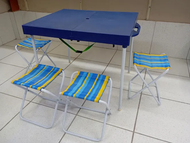 Mesa prática com 4 banquetas camping em forma de maleta mor cor azul R$ 430,00