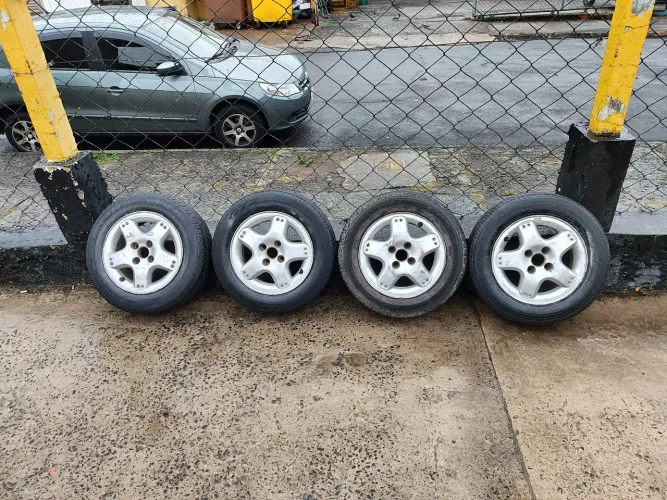 Rodas de liga leve aro 14.