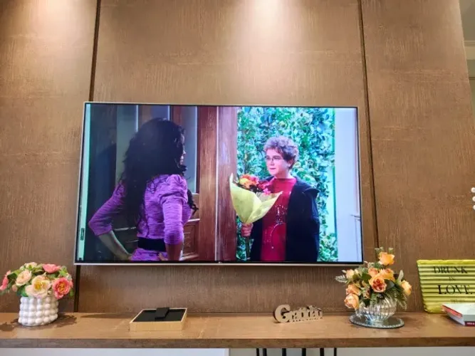 TV LG UJ 7500 55 Polegadas (Leve detalhe na imagem)
