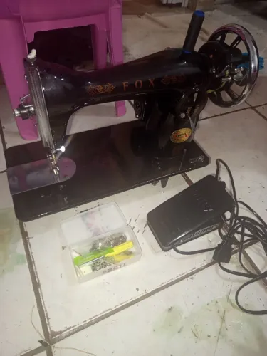 Máquina de costura FOX pretinha nova