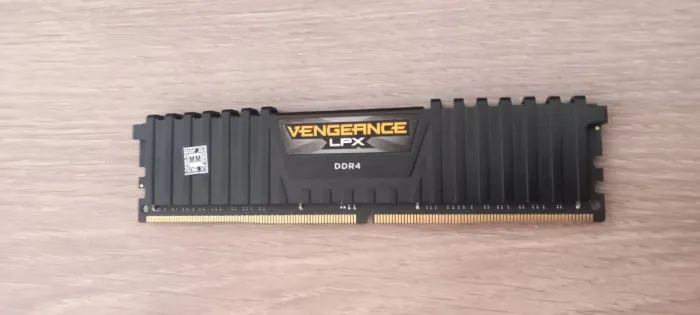 Memória RAM Corsair Vengeance LPX, 16GB, 2400MHz, DDR4, CL16, Preto