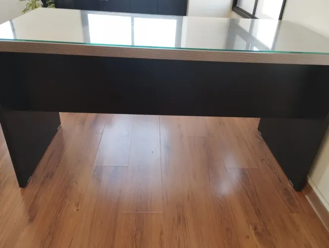 Mesa com tampo de vidro escritório 