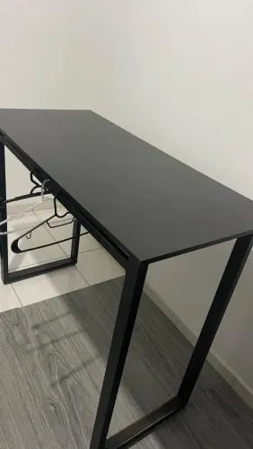 MESA CENTRAL COM SUPORTE PARA PENDURAR ROUPAS VALOR: 300,00 ACEITO CARTAO