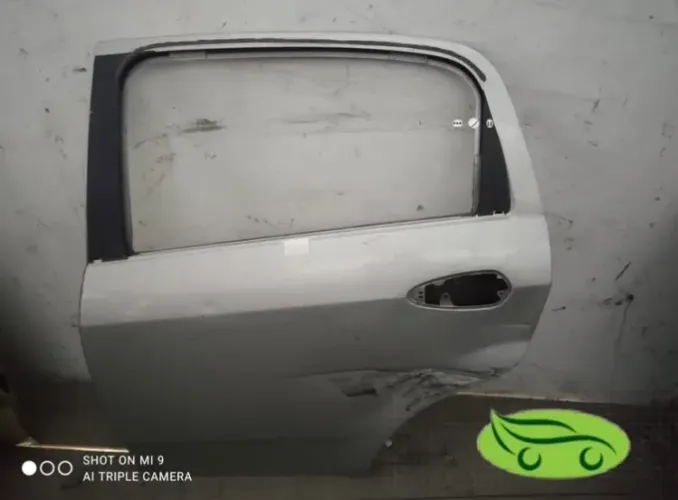 Porta tras esquerda Fiat Punto detalhe