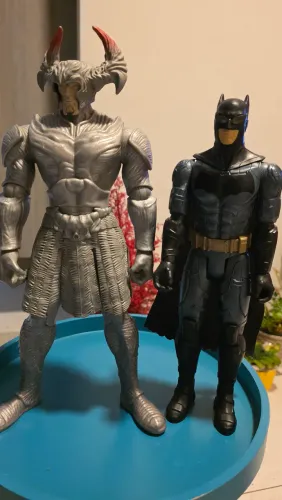 Bonecos Batman e Lobo da Estepe