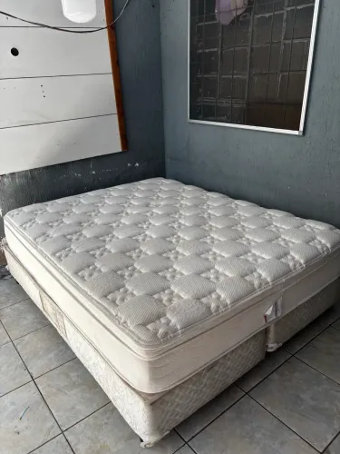 Cama casal Queen 