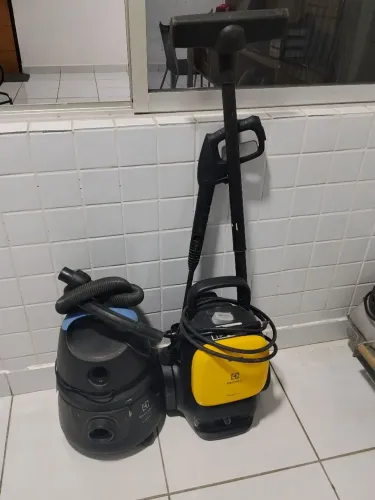Aspirador de pó e jato de limpeza