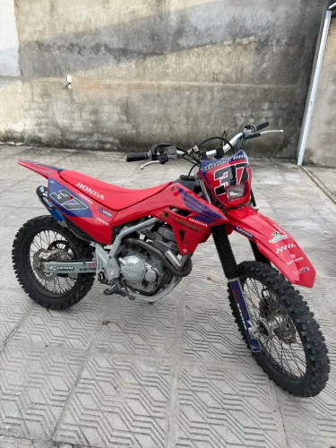 VENDO CRF 250F - muito nova!!