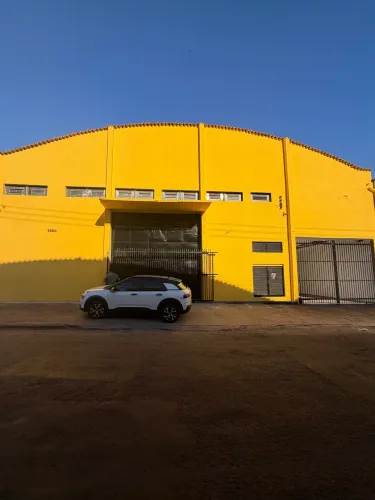 Galpão proximo a BR 365 com piso usinado e pátio de asfalto