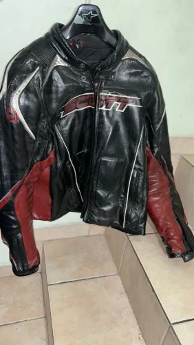 Jaqueta de couro cor preta com vermelho Scott racce tamanho M perfeita pra quem gosta