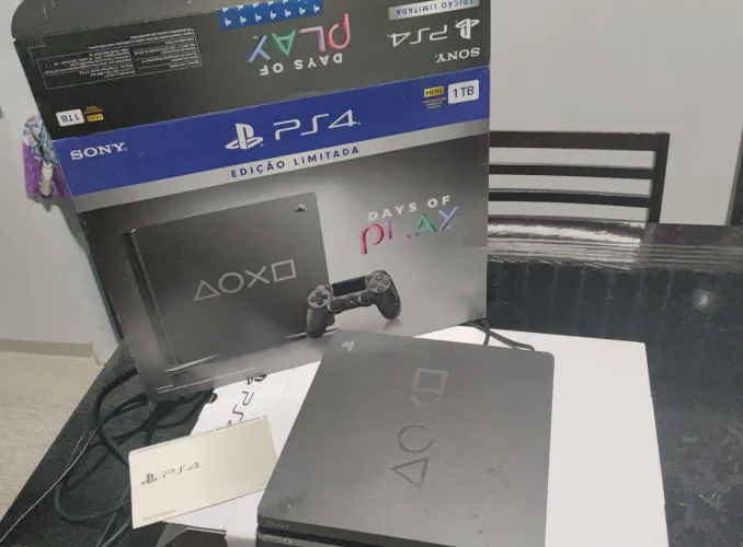 PlayStation 4 slim, edição limitada Days of Play, 1TB+ GTA 5, 1 controle