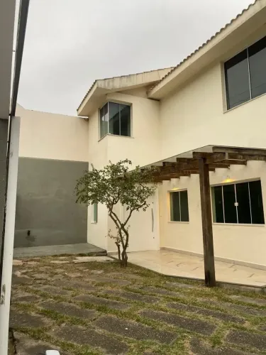 Oportunidade Única! Casa Duplex de Alto Padrão na Barra do Jucu Apenas 2 Minutos da Praia