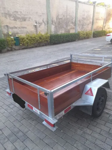 Vendo carretinha reboque para carro tamanho 2mts x1.20mts em ótimo estado.