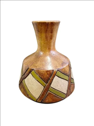 Vaso bojudo em cerâmica decorativa com entalhes geométricos e acabamento rústico, Anos 80